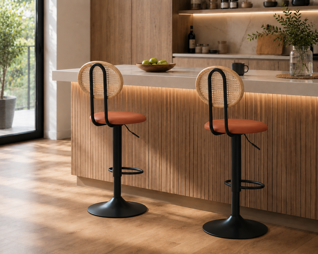 Lot de 2 tabourets de bar dossier rotin, hauteur réglable et repose-pieds.