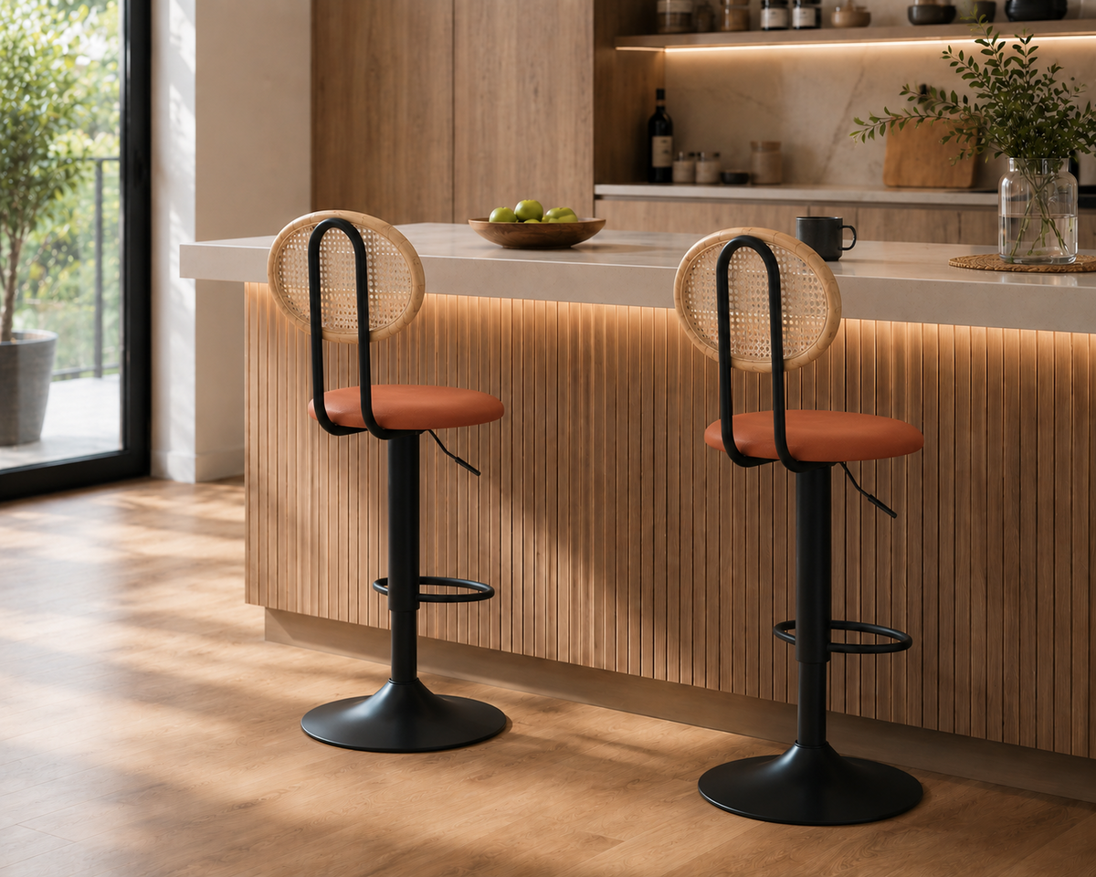 Lot de 2 tabourets de bar dossier rotin, hauteur réglable et repose-pieds.
